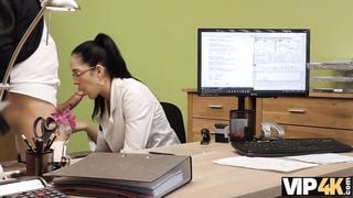 VIP4K. Die bezaubernde Stunnerin liebt es, ihre Sexiness einzusetzen, wenn sie Dinge braucht