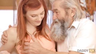 DADDY4K. Un placer para un viejo tener un trío con la novia de sus hijastros