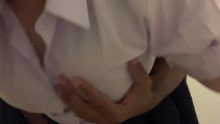 นักเรียนม.ปลาย แอบเย็ดกับรุ่นพี่ในห้องน้ำโรงเรียน จนเพื่อนมาเคาะประตูเรียก เกือบเกมส์ เสียงไทย Thai