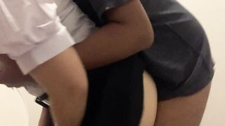 นักเรียนม.ปลาย แอบเย็ดกับรุ่นพี่ในห้องน้ำโรงเรียน จนเพื่อนมาเคาะประตูเรียก เกือบเกมส์ เสียงไทย Thai