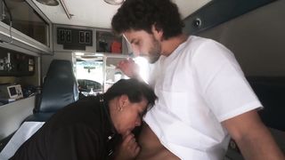 La jefa paramedico convence al empleado nuevo a chichar en la ambulancia