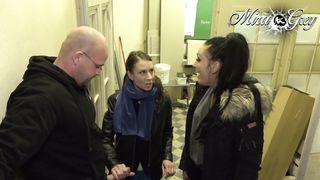 geile Nachbarin hilft im Treppenhaus beim abspritzen! hï¿½bsche Spermafresse