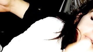 Gli succhio il cazzo e ingoio tutto tornando a casa