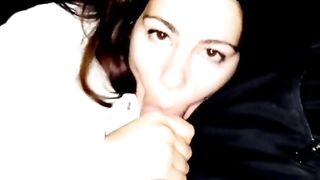 Gli succhio il cazzo e ingoio tutto tornando a casa