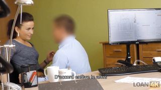 LOAN4K. Babe incroyable est prête à tout pour obtenir le prêt bancaire