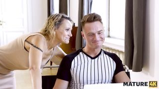 MATURE4K. Devious guy agrees to fix matures laptop only after quickie