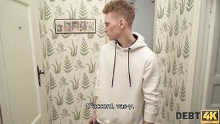 DEBT4k. Le mari a baisé la chienne en laissant le collecteur de dettes la baiser