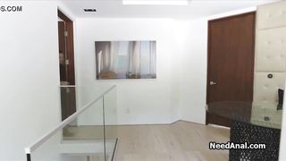 Blonde tries fidget spinner butt plug