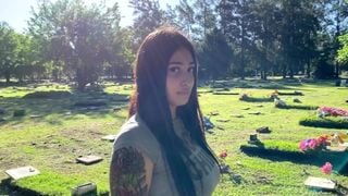Fue a Visitar a Su Amiga al Cementerio y El CUIDADOR Se La COJIO
