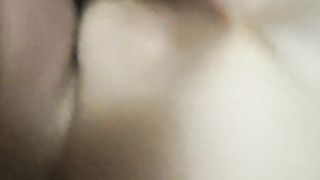 A casa del mio migliore amico mentre mi scopa sul suo letto