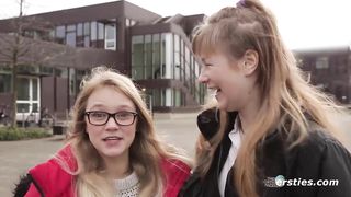 Deutsche Mädels vergnügen sich in einer Bibliothek in Berlin