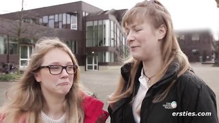 Deutsche Mädels vergnügen sich in einer Bibliothek in Berlin