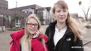 Deutsche Mädels vergnügen sich in einer Bibliothek in Berlin