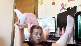 Thicc ass pawg pretzel folds in gaming chair with octopus dildo play