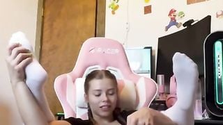 Thicc ass pawg pretzel folds in gaming chair with octopus dildo play
