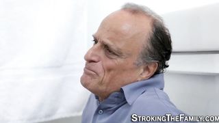 Stepmom latina milf gets round booty jizzed