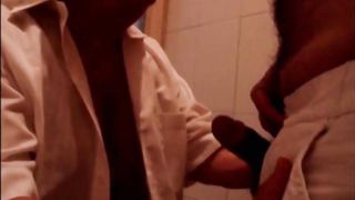 Coroa mamando no banheiro