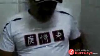 Filmou caminhoneiro trocando oleo no banheiro