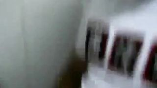 Filmou caminhoneiro trocando oleo no banheiro