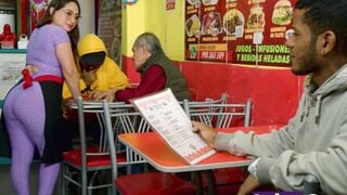 MILF peruana se folla a comensal en su restaurante