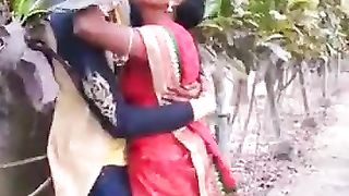 MARATHI DESI BOY AND AUNTY PASSIONATE KISS IN PUBLIC