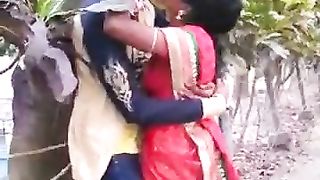 MARATHI DESI BOY AND AUNTY PASSIONATE KISS IN PUBLIC