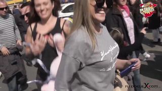 Two sluts with big butts sucking dick on the street - Lulú Prétel & Mar Punch