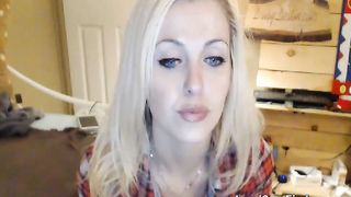 Sexy Petite Babe Babe Fingering her tight Pussy on Cam