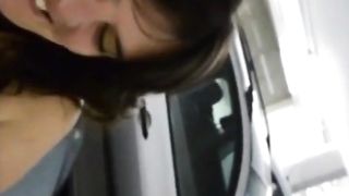 Ma salope suce dans la cabine d'essayage chez Zara