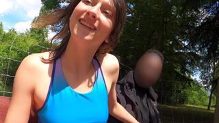 Joggeuse en manque de bite trompe son mec avec 2 inconnus rencontrés dans la rue !!!