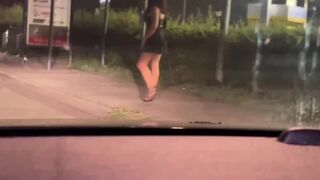 Si ferma davanti a una prostituta per strada e la scopa nel parcheggio. Escort
