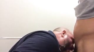 Urso e novinho no reservado do banheiro