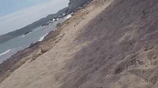 Envie de baiser à la plage publique on nous surprend alors qu'il me doigte la chatte lisse