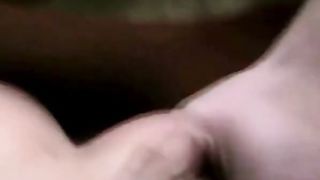 Evallutka saa kaksi munaa autoon