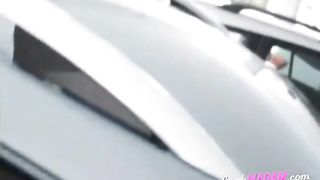 Ma salope suce dans la cabine d'essayage chez Zara