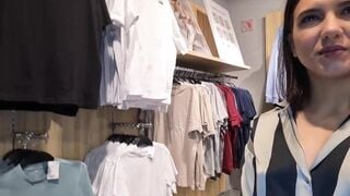 Une Jolie Française Se Fait Défoncer En Anal Dans Une Cabine d'Essayage Par Deux Potes De Son Frère