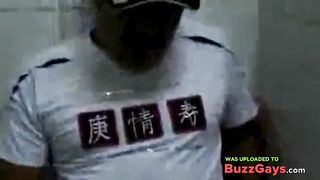 Filmou caminhoneiro trocando oleo no banheiro