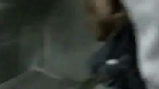 Filmou caminhoneiro trocando oleo no banheiro