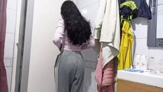 He fucks her in the shower, delicious sex with an 18-year-old woman while she bathes