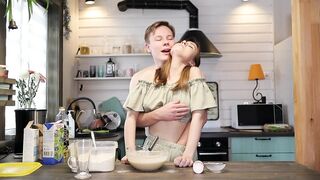 Leave me alone, I'm cooking! No, I'm fucking pussy!Lots of cum - applause!