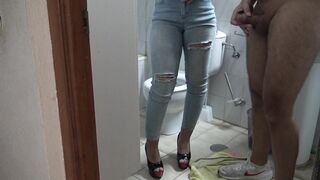 İstanbullu 52 yaşındaki üvey annem beni tuvalette büyük sikimi mastürbasyon yaparken yakaladı