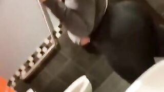 Hermosa rubia mostrando el culo