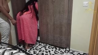 فيلم اباحي عربي قصير. طرقت باب الغرفة لتعطيني I fucked my stepmom