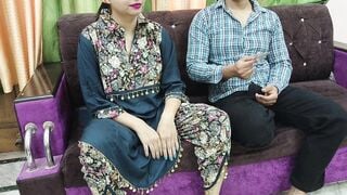 Indian Punjabi stepmother's hand is in the hands of the putt, the stepmother of the stepson, who opened her foodie, put the stepson's lund