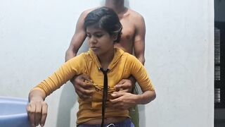 Mast chudayi ki stepmom ki aur andar hi pani nikal diya