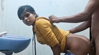 Mast chudayi ki stepmom ki aur andar hi pani nikal diya