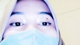 Hijab Girl Alone in the Room Instead Fucks