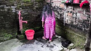 I see my aunty was cleaning the bathroom so I hugged her and started fucking her ass