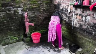 I see my aunty was cleaning the bathroom so I hugged her and started fucking her ass