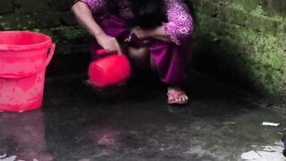 I see my aunty was cleaning the bathroom so I hugged her and started fucking her ass